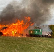 Incendiu devastator în urmă cu puțin timp. O persoană a fost găsită carbonizată, după ce flăcările au cuprins o casă și o rulotă, în Prahova